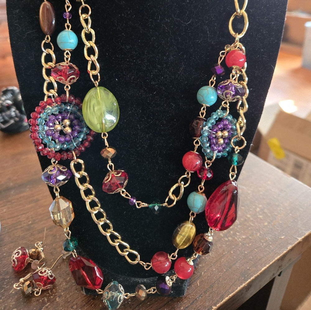 This is a very beautiful necklace from skyline collection